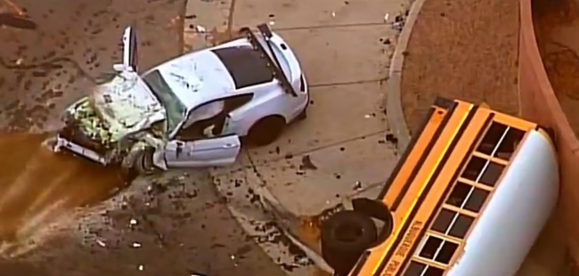 ABD'de sokakta yarışan araçlar okul otobüsüne çarptı